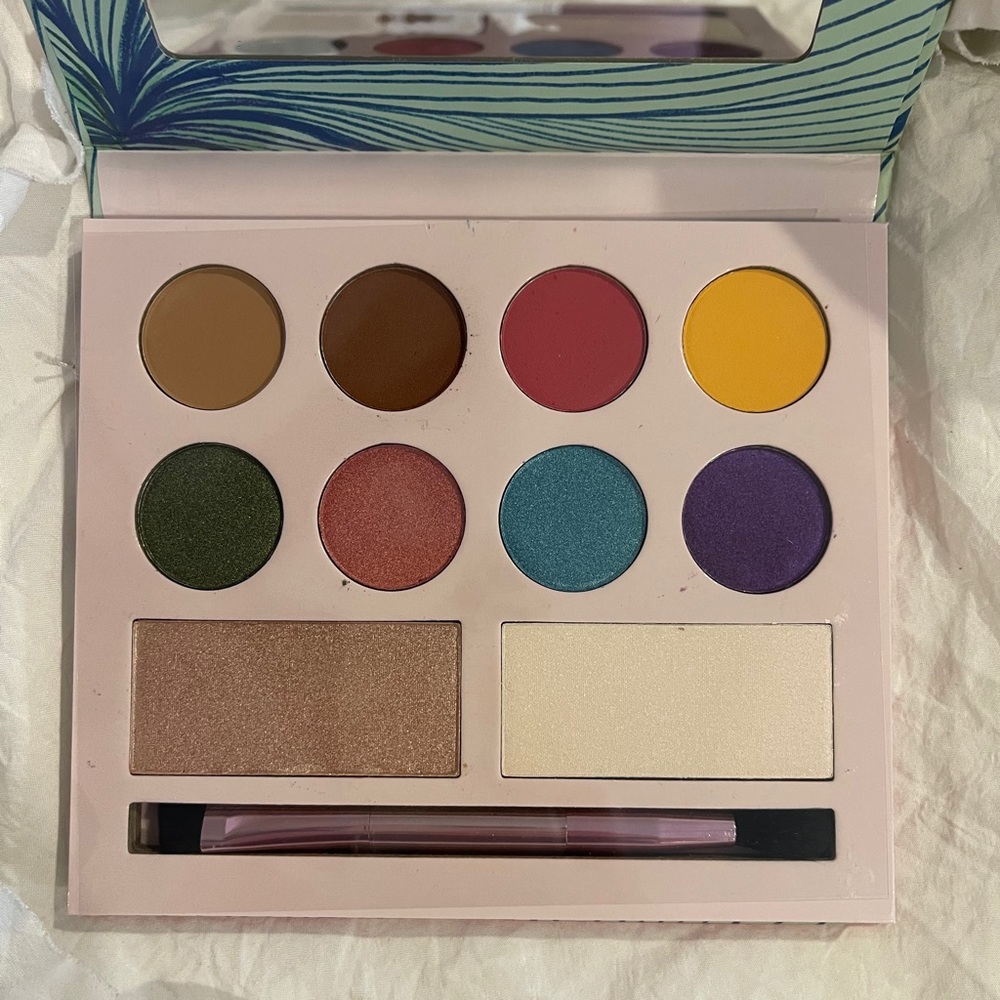 Moods makeup palette by Laura Sanchez